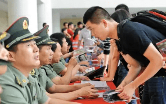 本科畢業(yè)大學(xué)生當(dāng)兵政策2021，機(jī)遇與挑戰(zhàn)并存，本科畢業(yè)大學(xué)生當(dāng)兵政策2021，機(jī)遇與挑戰(zhàn)并存解析