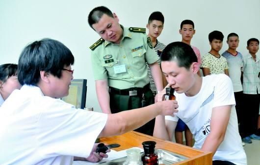 男兵體檢的尷尬圖，理解與尊重的重要性，男兵體檢中的尊重與理解的必要性，尷尬瞬間的思考