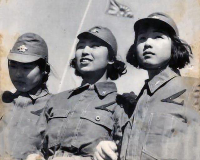 中國女兵敬禮圖片，展現(xiàn)力量與榮耀的象征，中國女兵敬禮，力量與榮耀的展現(xiàn)