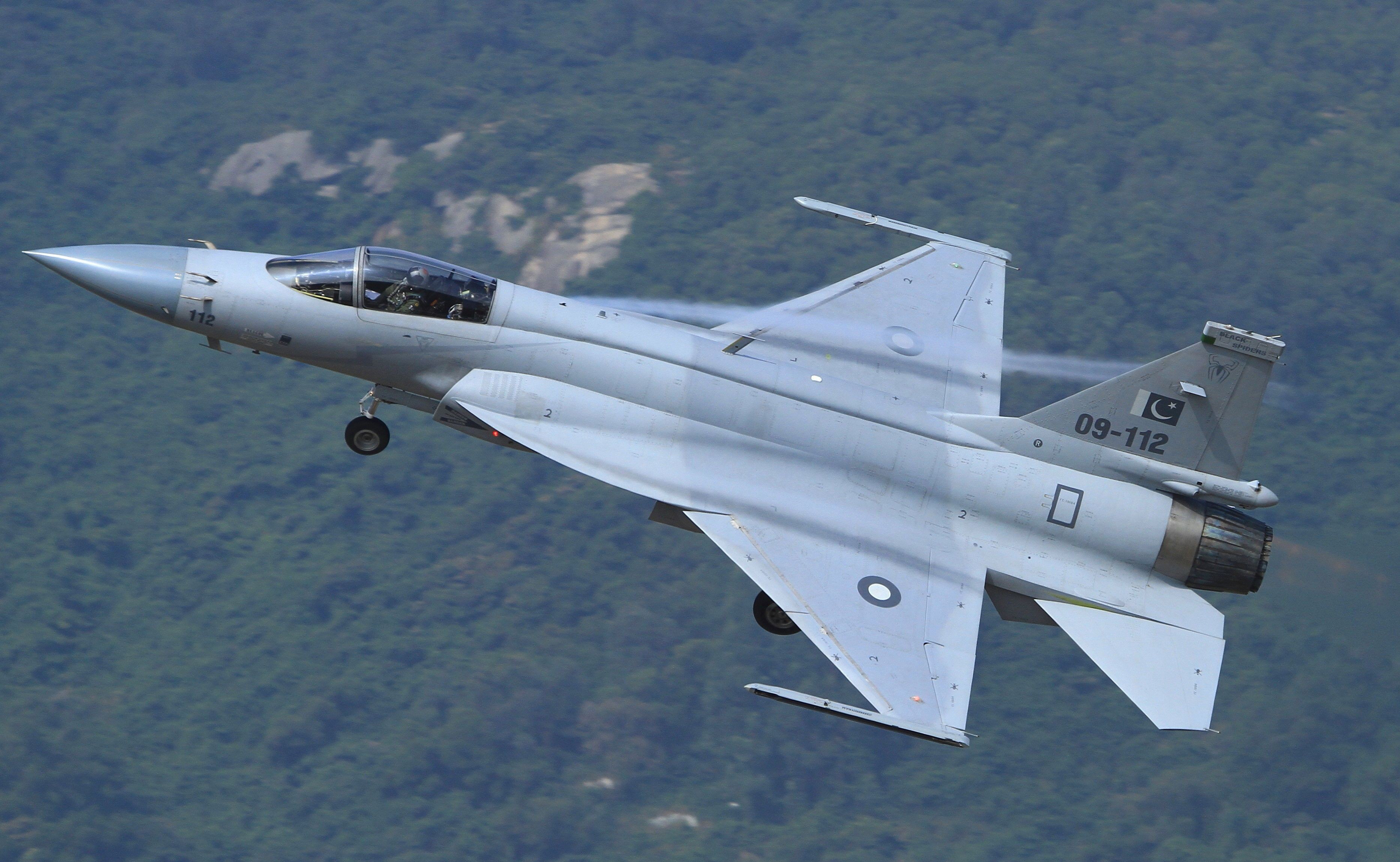梟龍戰(zhàn)斗機(jī)圖片，展現(xiàn)中國(guó)空軍力量的驕傲，梟龍戰(zhàn)斗機(jī)風(fēng)采，中國(guó)空軍力量的驕傲圖片展示