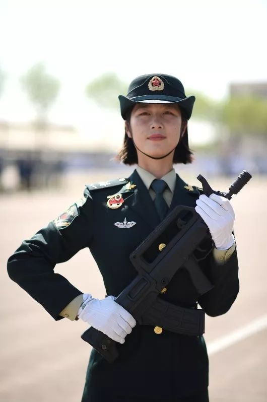 國慶閱兵最美女兵，榮光背后的堅(jiān)韌與毅力